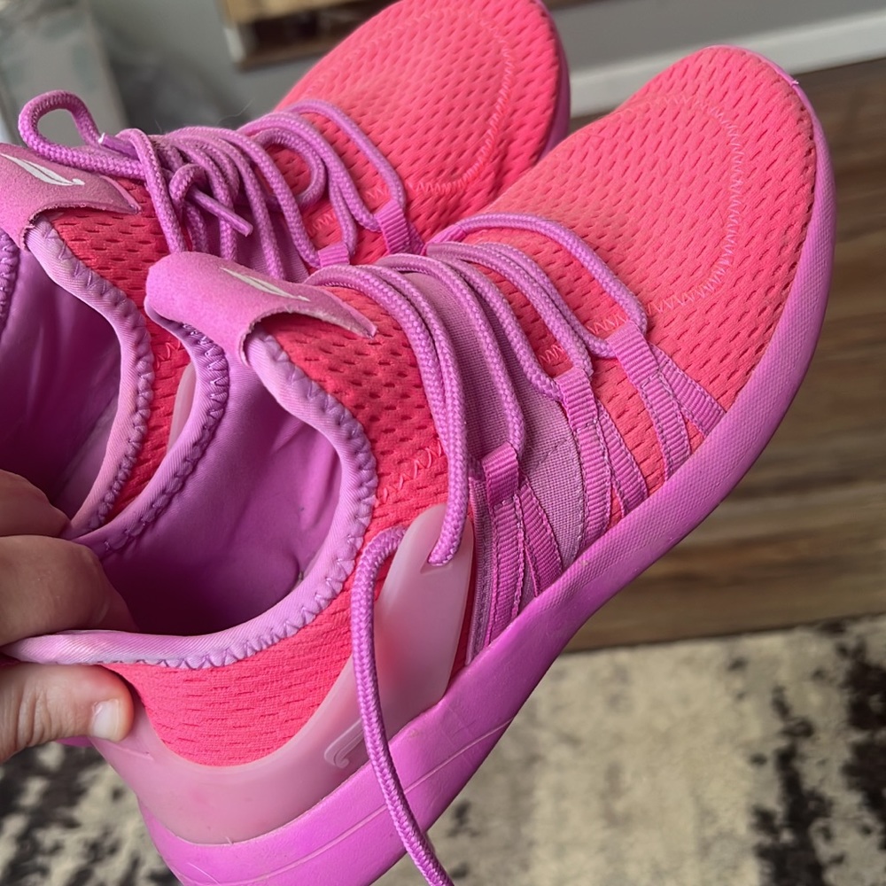 Fabletics size 7 memory foam tennis shoes!